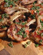 Бараньи котлетки на косточке с запеченными овощами и соусом из петрушки