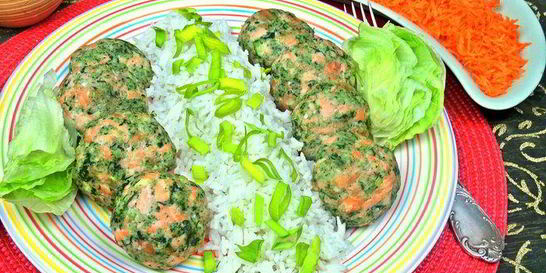 Котлетки паровые из лосося со шпинатом