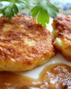 Котлеты картофельные с грибной подливкой