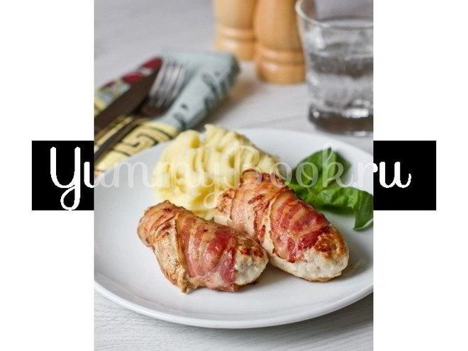 Рецепт куриных котлет с яблоками в беконе