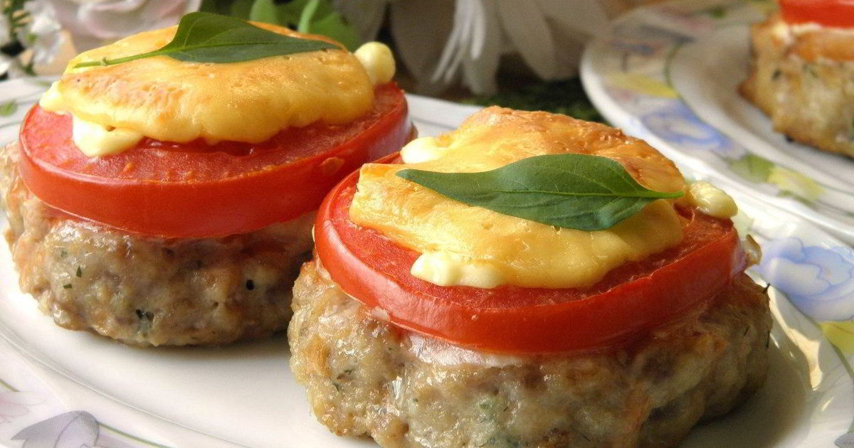 Картошка фарш помидоры сыр в духовке. Фаршированные помидоры с фаршем. Армянчики из красных помидор. Мясные гнезда с помидорами и сыром. Котлета с помидоркой и сыром.