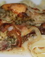 Куриные ножки под сырными чипсами с пастой тальятелле