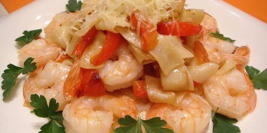 Лапша паппарделле с креветками и сладким перцем