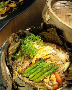 Лапша с белыми грибами в листьях лотоса