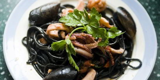 Лапша с чернилами каракатицы