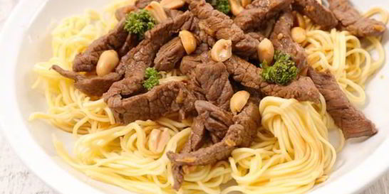 Лапша с говядиной и арахисом