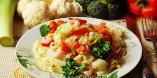 Лапша с креветками и овощами