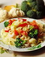 Лапша с креветками и овощами