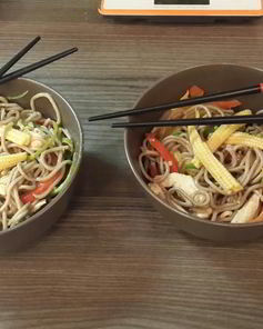 Лапша с овощами и курицей