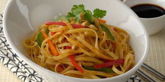 Лапша с овощами и зеленью