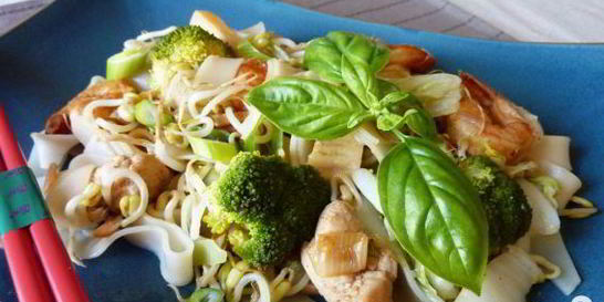 Лапша Сайгон с курицей и креветками