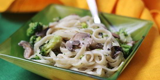 Лапша со сливочно-грибным соусом