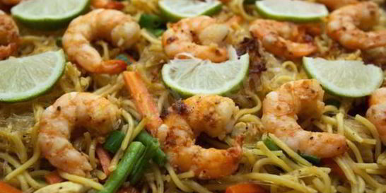 Лапша со свининой и креветками