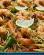 Лапша со свининой и креветками