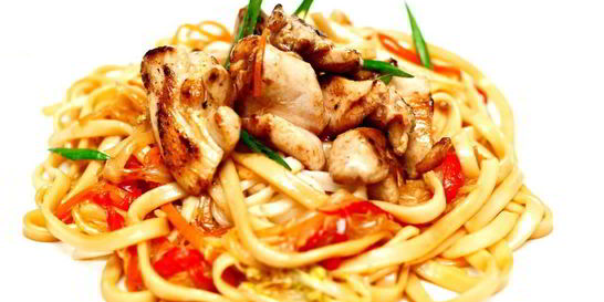 Лапша удон с курицей и овощами