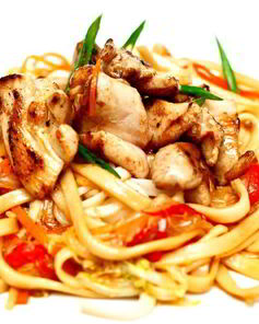 Лапша удон с курицей и овощами