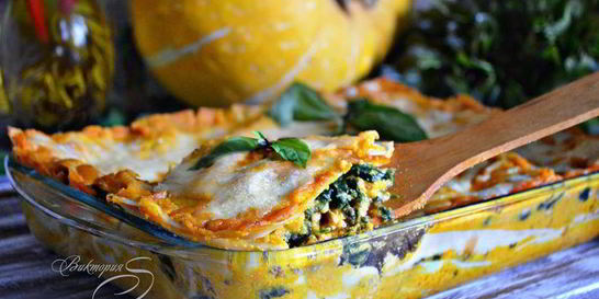 Лазанья из индейки со шпинатом и соусом из тыквы