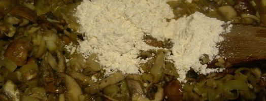 лазанья с грибами, луком-пореем и сыром чеддер. Шаг 8