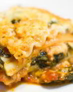 Лазанья с козьим сыром, шпинатом и соусом песто