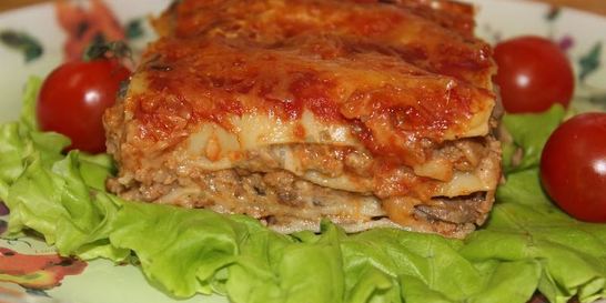 Мясная лазанья с грибным соусом