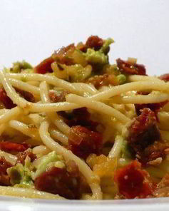 Благородные спагетти с авокадо и вялеными томатами