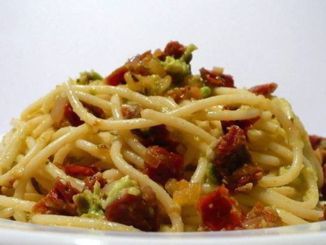 Рецепт благородных спагетти с авокадо и вялеными томатами