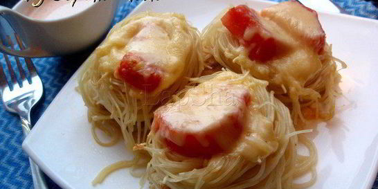 Гнезда из спагетти с куриным филе
