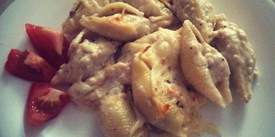 Кончильони, фаршированные курицей и грибами