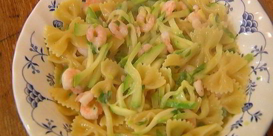 Макароны-бабочки с цукини и креветками
