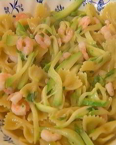 Макароны-бабочки с цукини и креветками