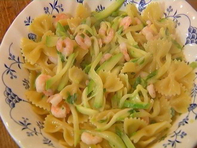 Рецепт макарон-бабочек с цукини и креветками