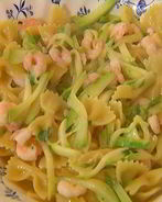 Макароны-бабочки с цукини и креветками