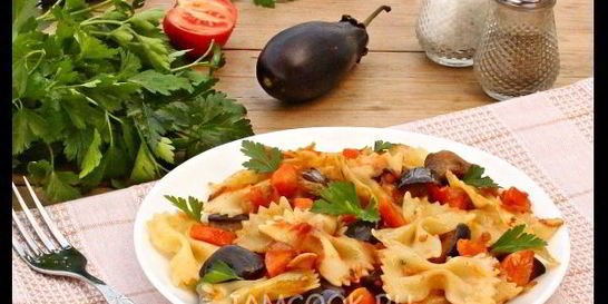 Макароны с баклажанами и помидорами