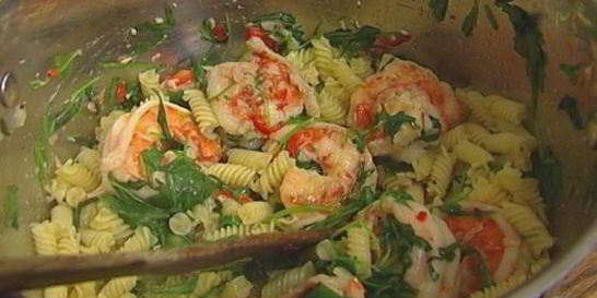 Макароны с креветками и руколой