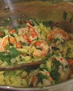 Макароны с креветками и руколой