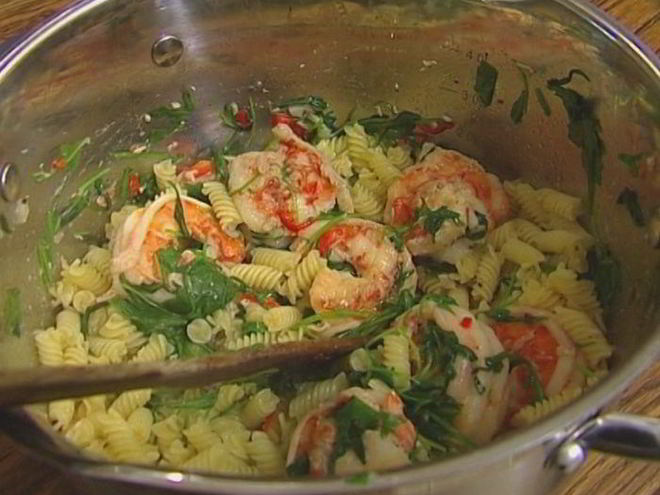 Рецепт макарон с креветками и руколой