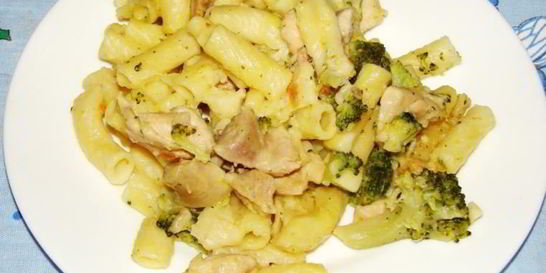 Макароны с курицей и брокколи под сырным соусом
