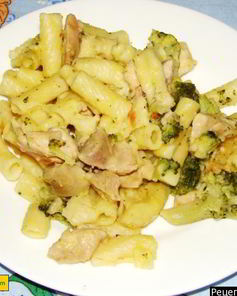 Макароны с курицей и брокколи под сырным соусом
