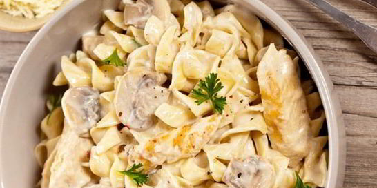 Макароны с курицей и грибами в сливочном соусе с карри