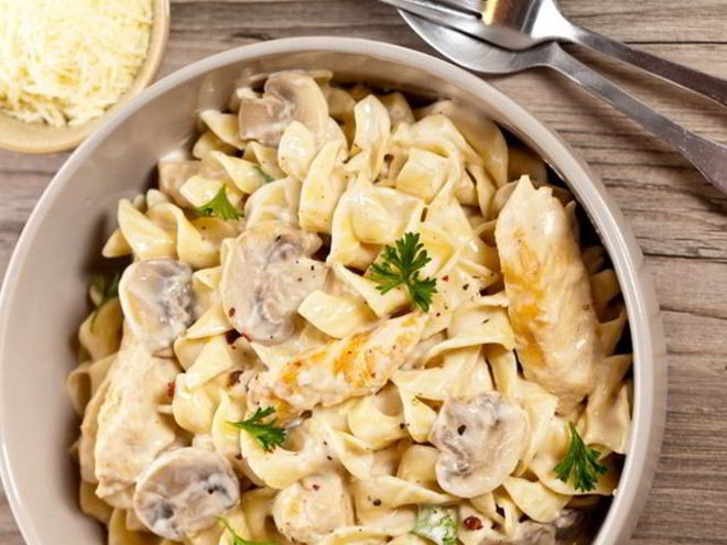 Рецепт макарон с курицей и грибами в сливочном соусе с карри
