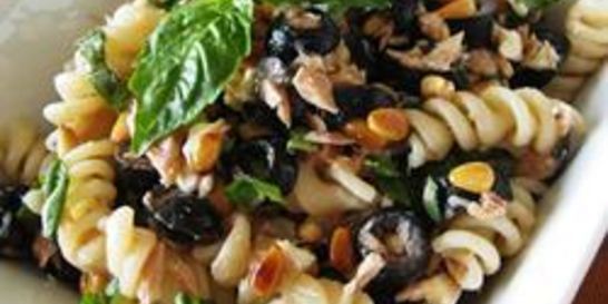 Макароны с тунцом, маслинами и фетой