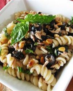 Макароны с тунцом, маслинами и фетой