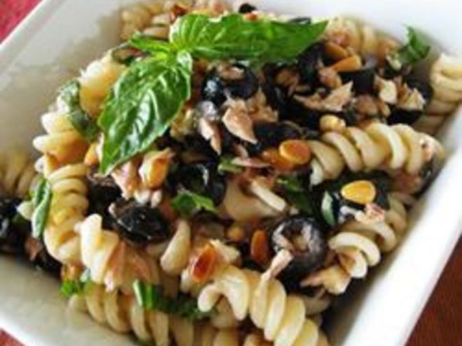 Рецепт макарон с тунцом, маслинами и фетой