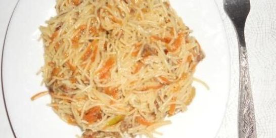 Макароны с тушенкой и чесноком