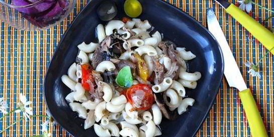 Макароны с тушенкой и помидорами