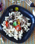 Макароны с тушенкой и помидорами