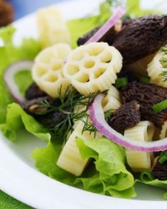 Макароны с жареными сморчками, луком и листьями салата