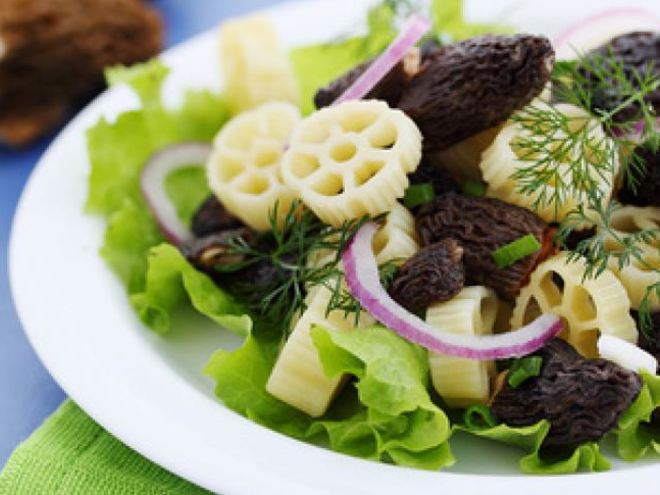 Рецепт макарон с жареными сморчками, луком и листьями салата