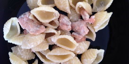 Паста конкилье в сливочно-сырном соусе с горбушей