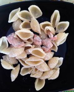 Паста конкилье в сливочно-сырном соусе с горбушей